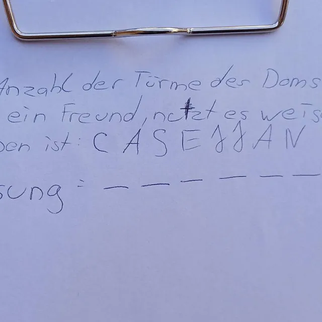 ein Clipboard mit einem Buchstaben-Rätsel drauf